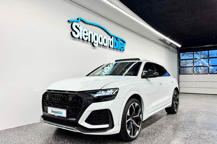 Hvid Audi RS Q8 fra 2020 set udefra
