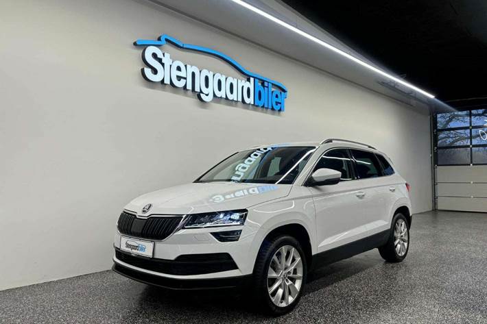 Hvid Skoda Karoq fra 2018 set udefra