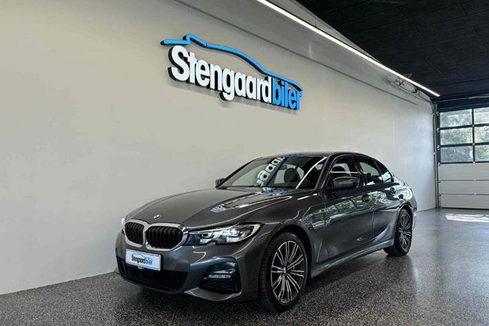 Grå BMW 330e fra 2021