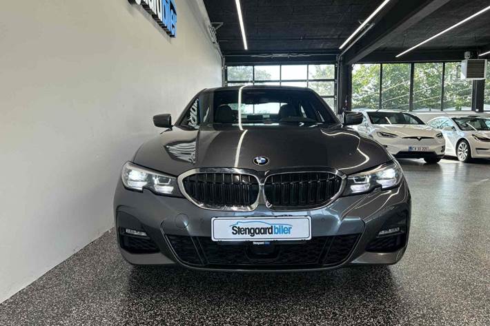 Grå BMW 330e fra 2021
