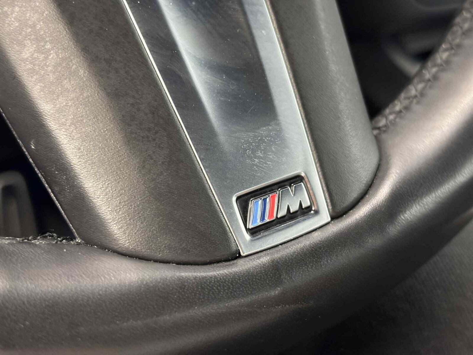 Grå BMW 330e fra 2021