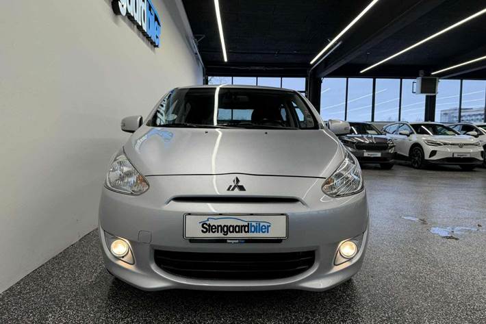Sølv Mitsubishi Space Star fra 2015