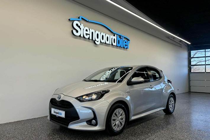 Sølv Toyota Yaris fra 2021 set udefra
