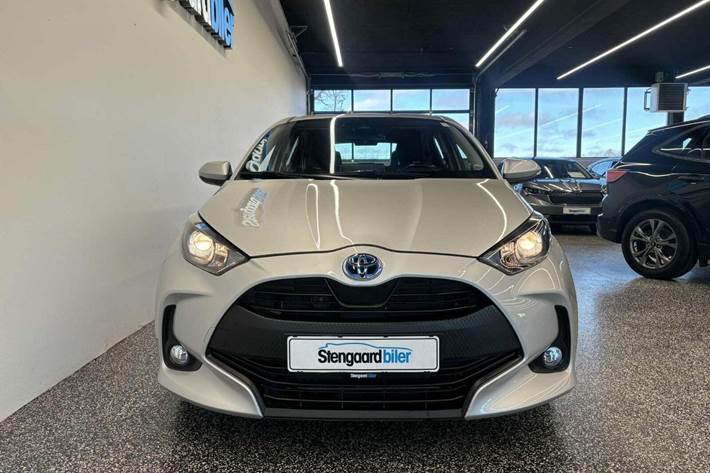 Sølv Toyota Yaris fra 2021