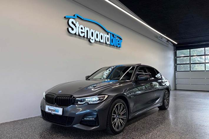 Grå BMW 330e fra 2022 set udefra