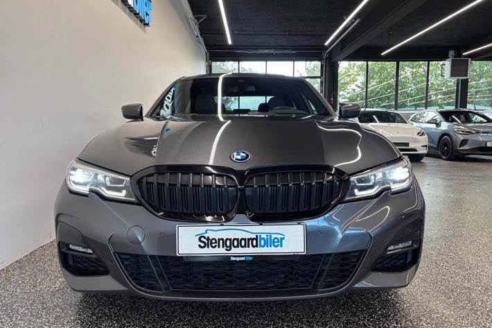 Grå BMW 330e fra 2022