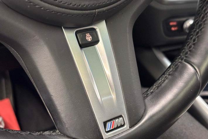 Grå BMW 330e fra 2022