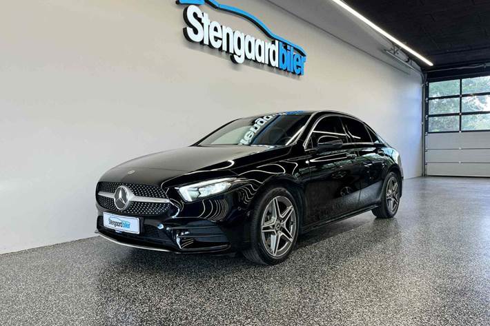 Sort Mercedes A250 e fra 2021 set udefra