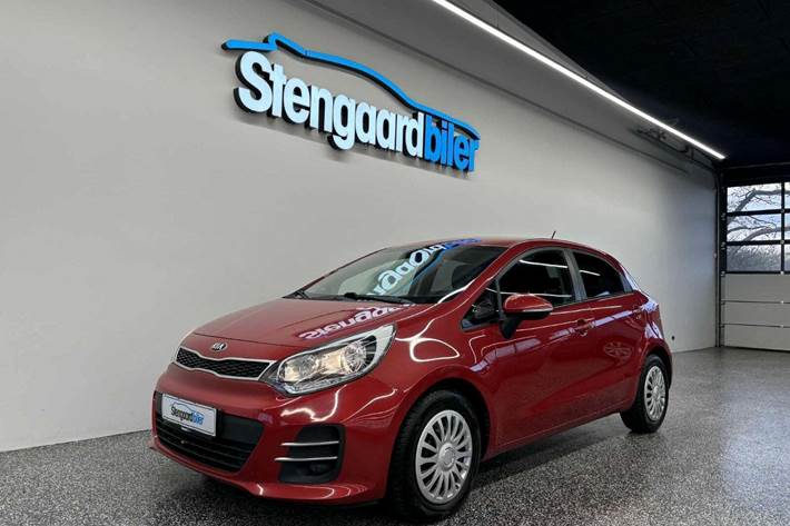 Rød Kia Rio fra 2016 set udefra