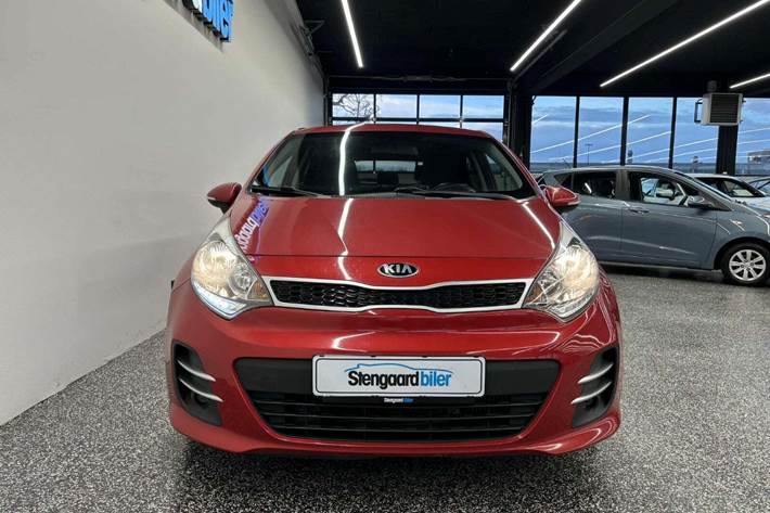 Rød Kia Rio fra 2016