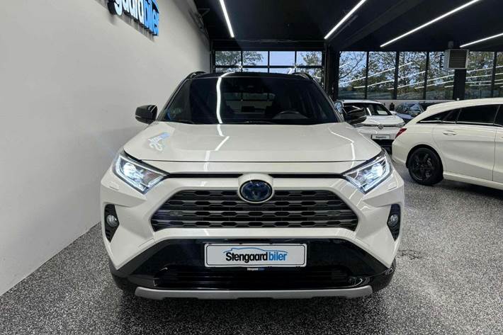 Hvid Toyota RAV4 fra 2020