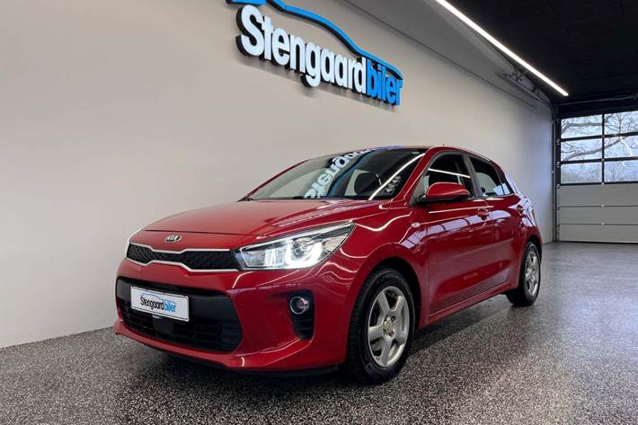 Rød Kia Rio fra 2017 set udefra