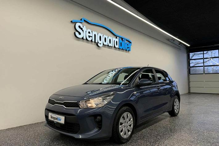 Blå Kia Rio fra 2017 set udefra