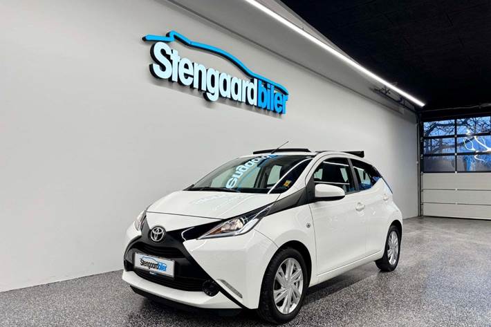 Hvid Toyota Aygo fra 2017 set udefra