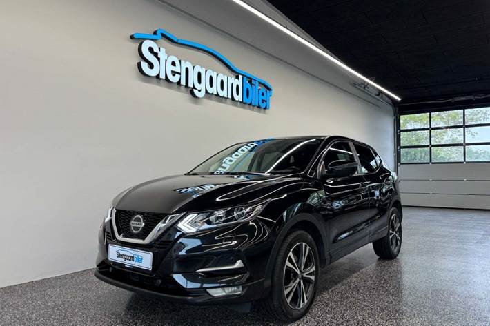 Sort Nissan Qashqai fra 2021 set udefra