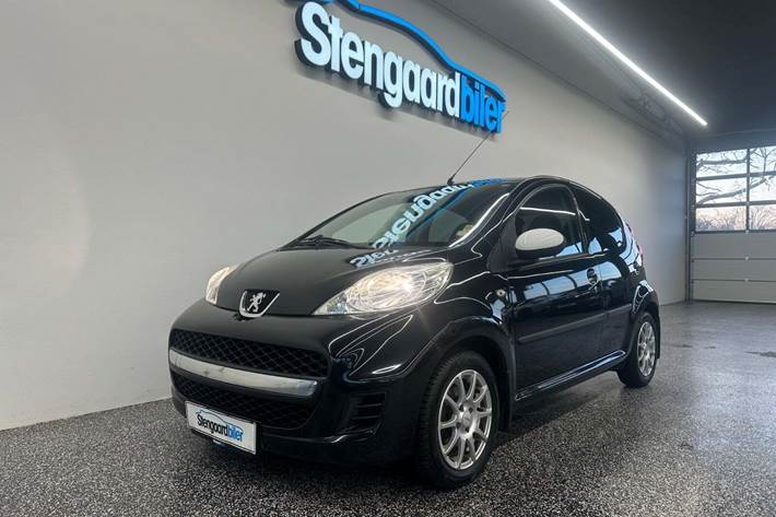 Sort Peugeot 107 fra 2011 set udefra