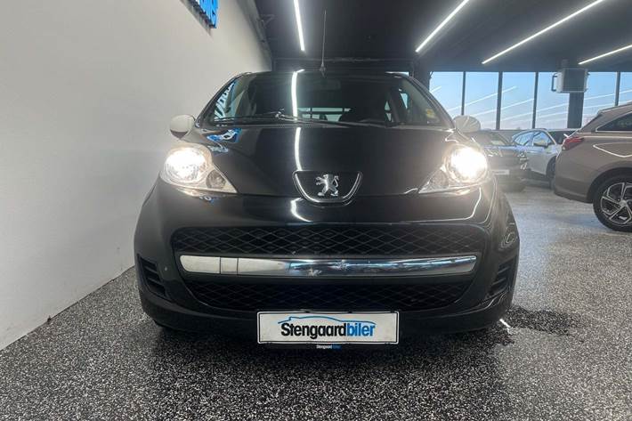 Sort Peugeot 107 fra 2011