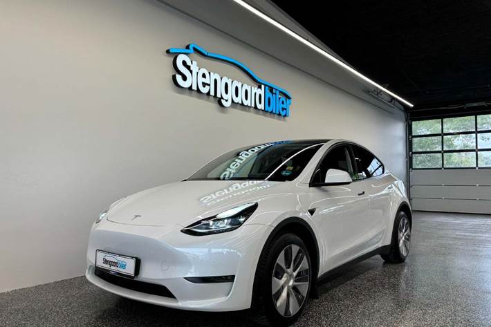 Hvid Tesla Model Y fra 2021 set udefra