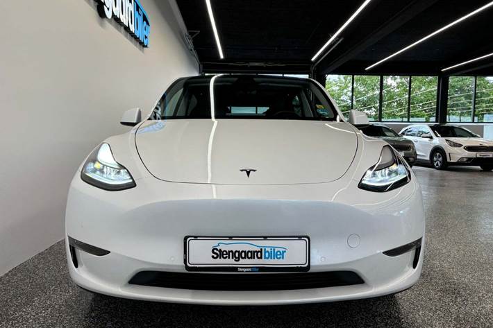 Hvid Tesla Model Y fra 2021