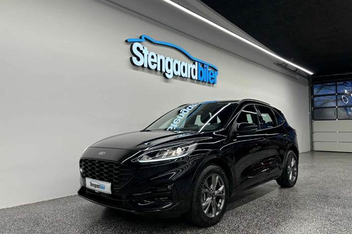 Sort Ford Kuga fra 2020 set udefra