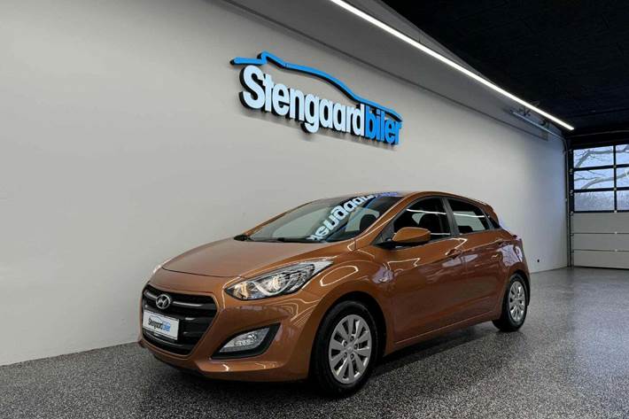 Orange Hyundai i30 fra 2016 set udefra