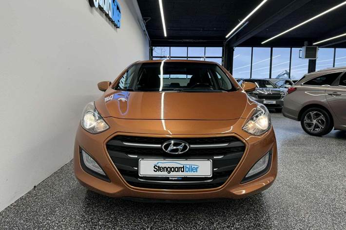 Orange Hyundai i30 fra 2016