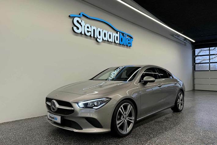 Orange Mercedes CLA200 fra 2020 set udefra