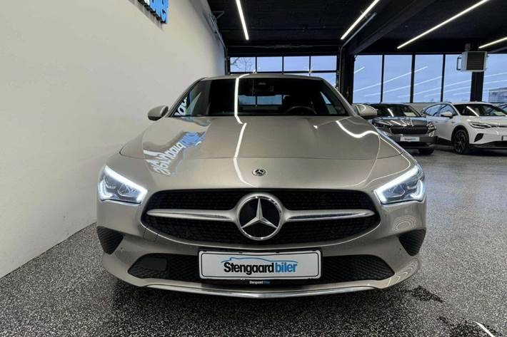 Orange Mercedes CLA200 fra 2020