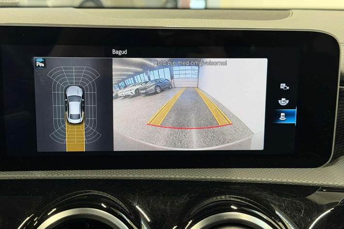 Orange Mercedes CLA200 fra 2020