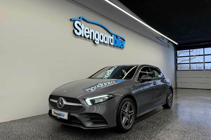 Grå Mercedes A250 e fra 2020 set udefra