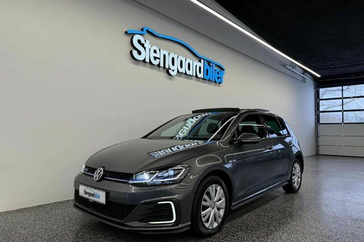 Grå VW Golf VII fra 2018