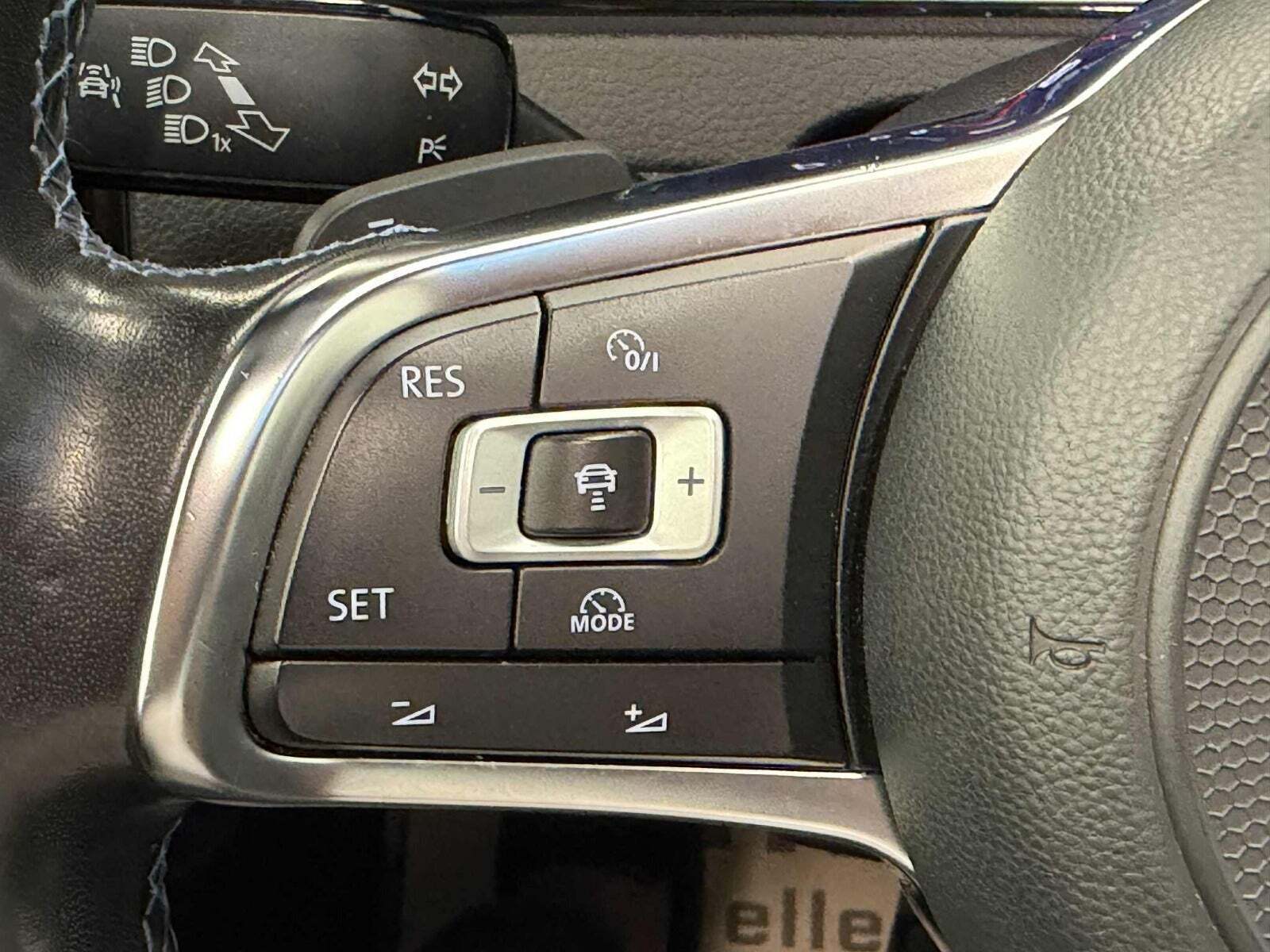 Grå VW Golf VII fra 2018