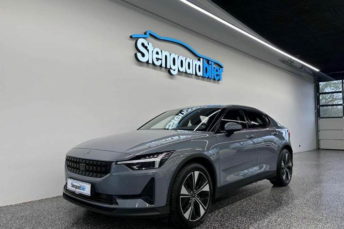 Grå Polestar 2 fra 2023 set udefra