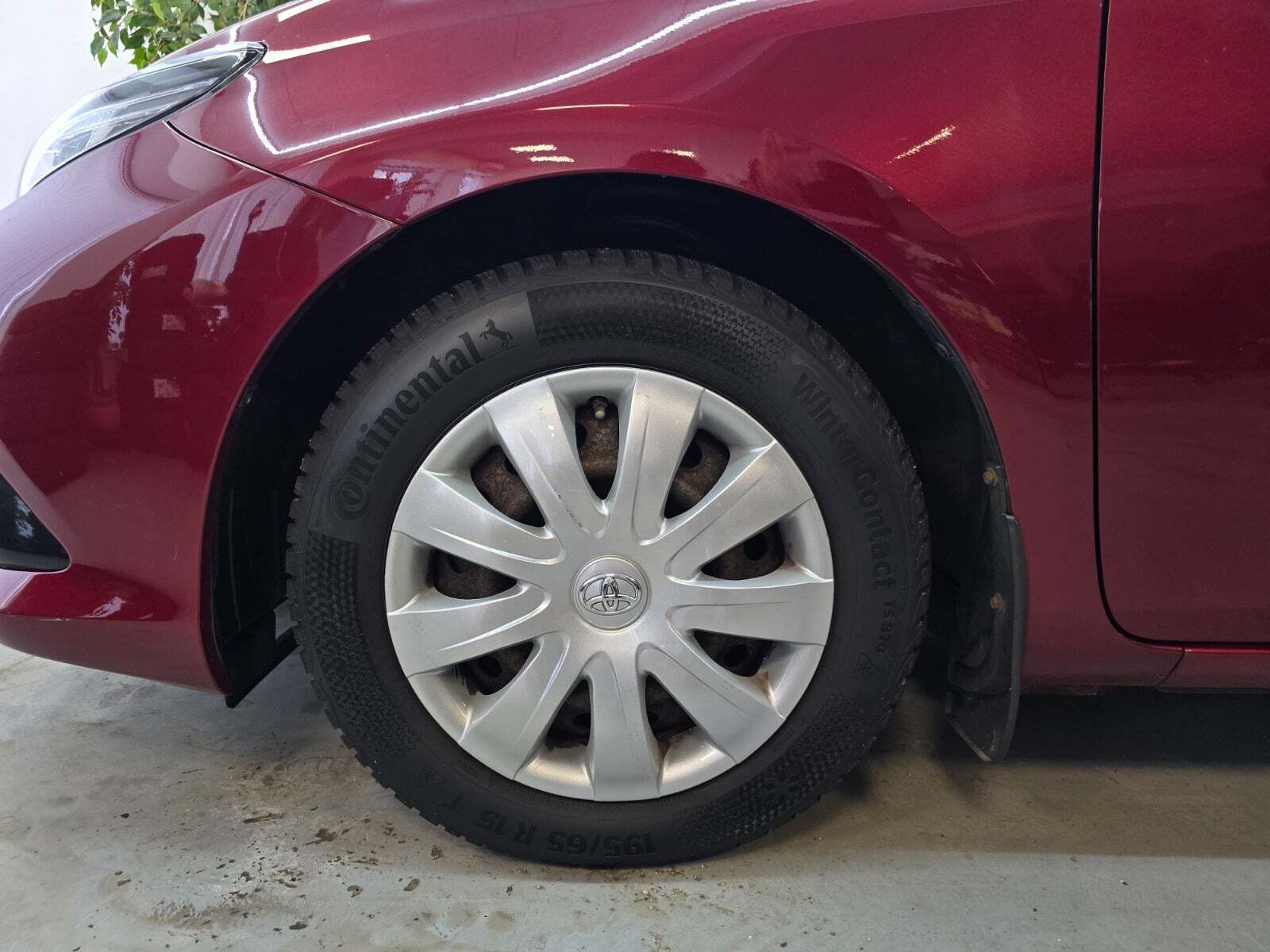 Rød Toyota Auris fra 2015