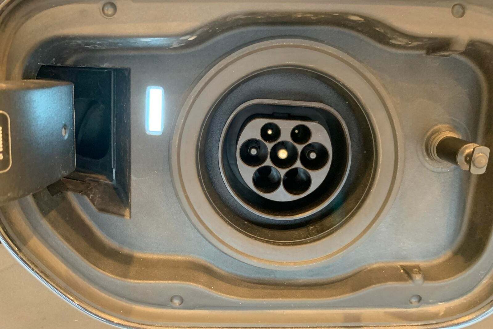 Grå BMW 530e fra 2021