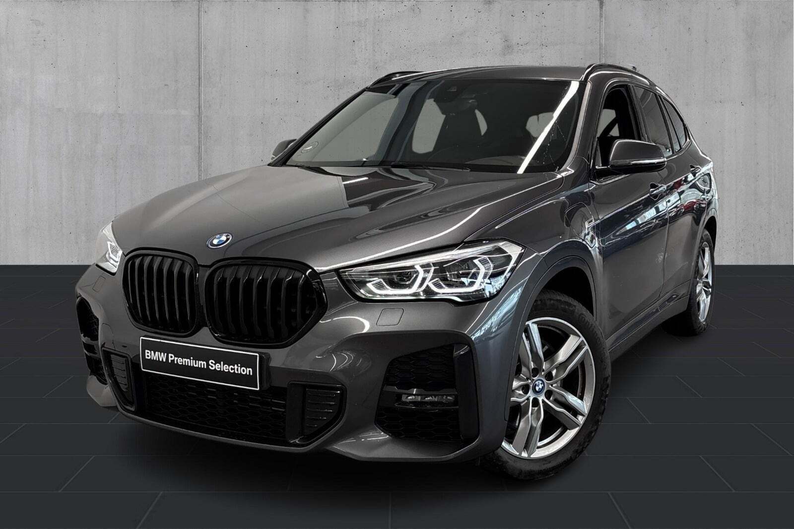 Grå BMW X1 fra 2022 set udefra