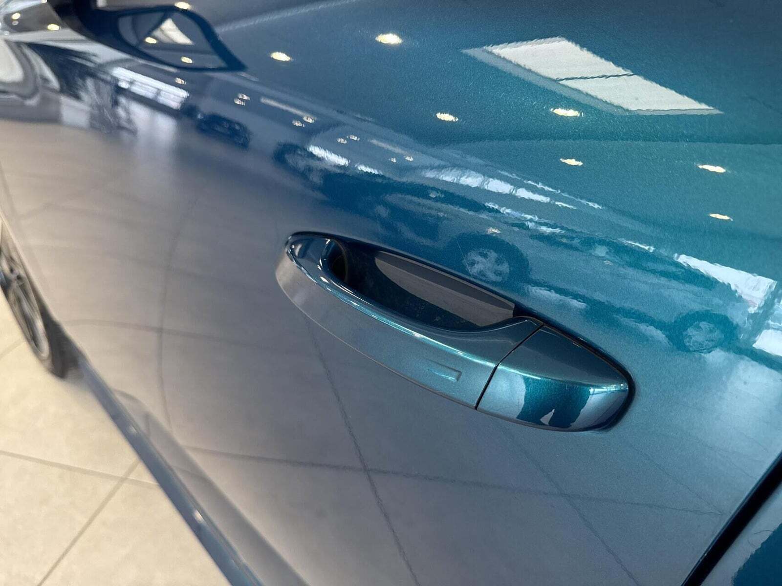 Blå Peugeot E-308 fra 2024