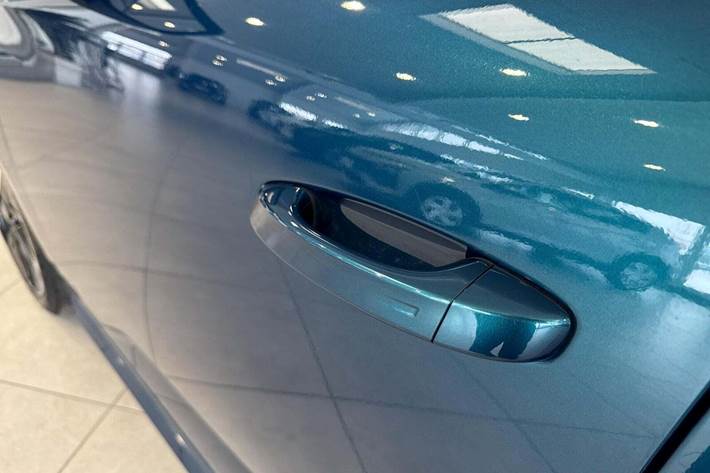 Blå Peugeot E-308 fra 2024