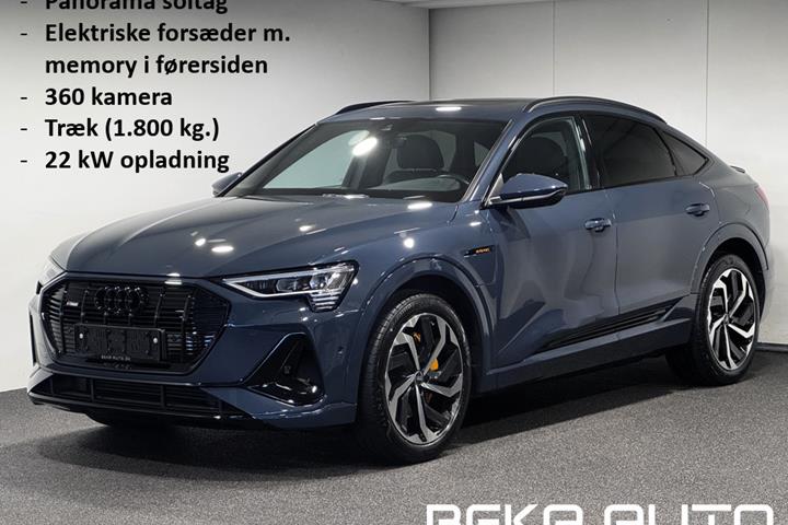 Blå Audi e-tron fra 2023 set udefra