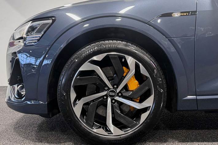 Blå Audi e-tron fra 2023