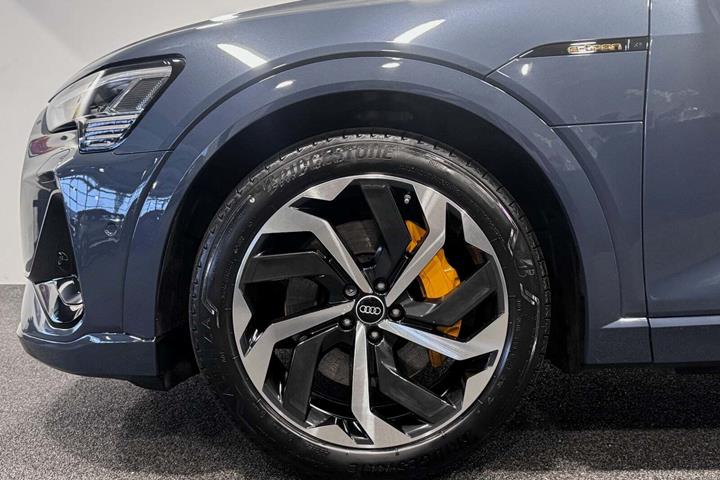 Blå Audi e-tron fra 2023