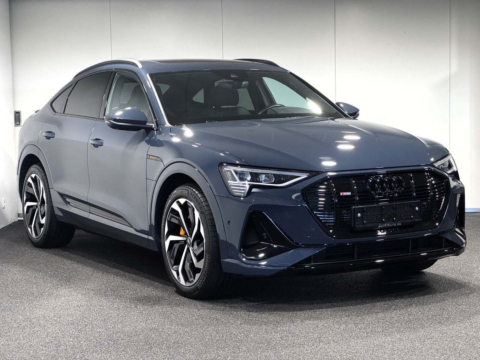 Blå Audi e-tron fra 2023