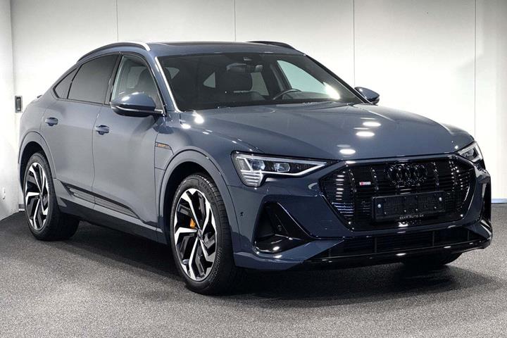 Blå Audi e-tron fra 2023