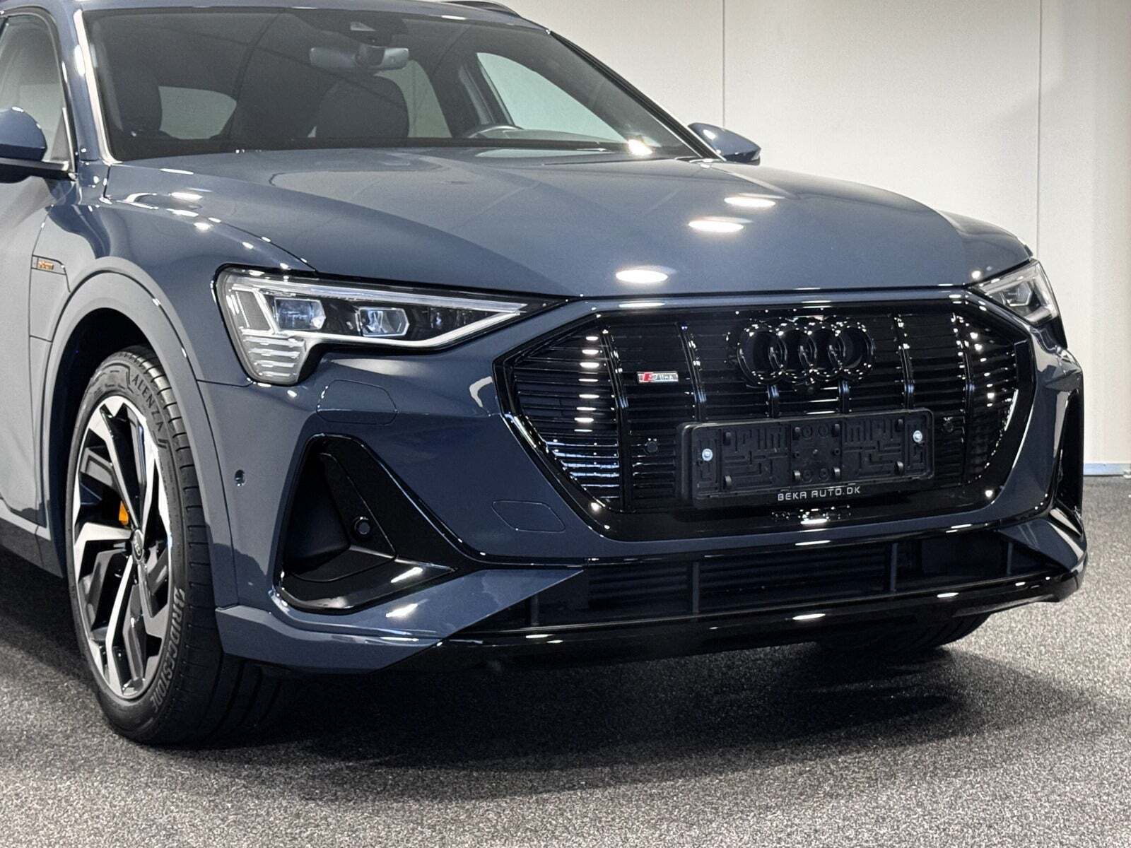 Blå Audi e-tron fra 2023