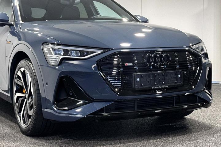 Blå Audi e-tron fra 2023