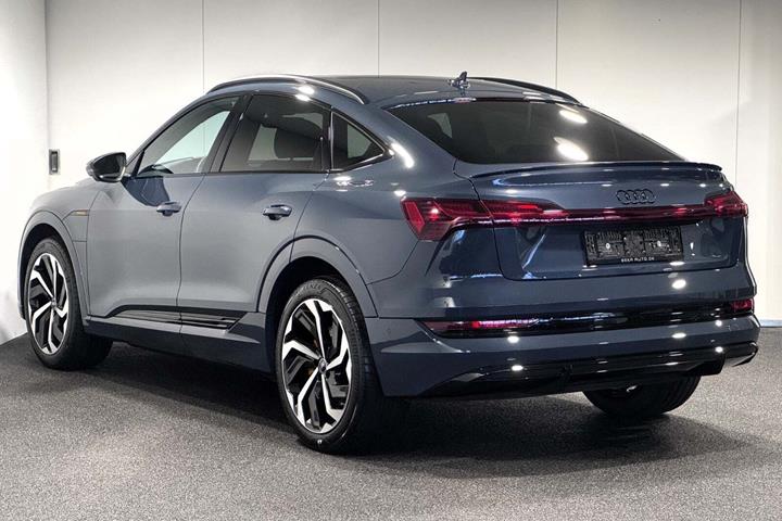 Blå Audi e-tron fra 2023