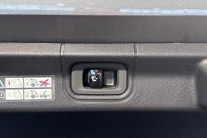 Grå Mercedes EQE300 fra 2024