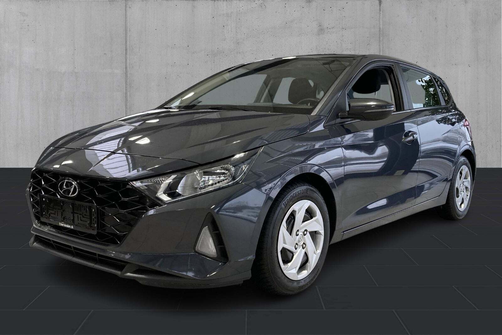 Grå Hyundai i20 fra 2021 set udefra