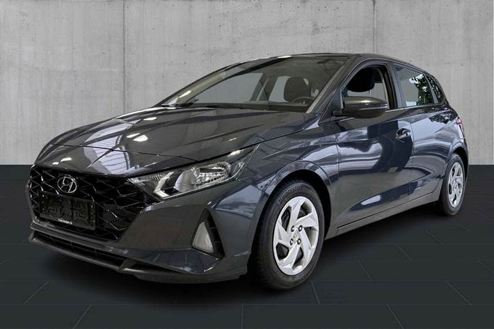 Grå Hyundai i20 fra 2021 set udefra