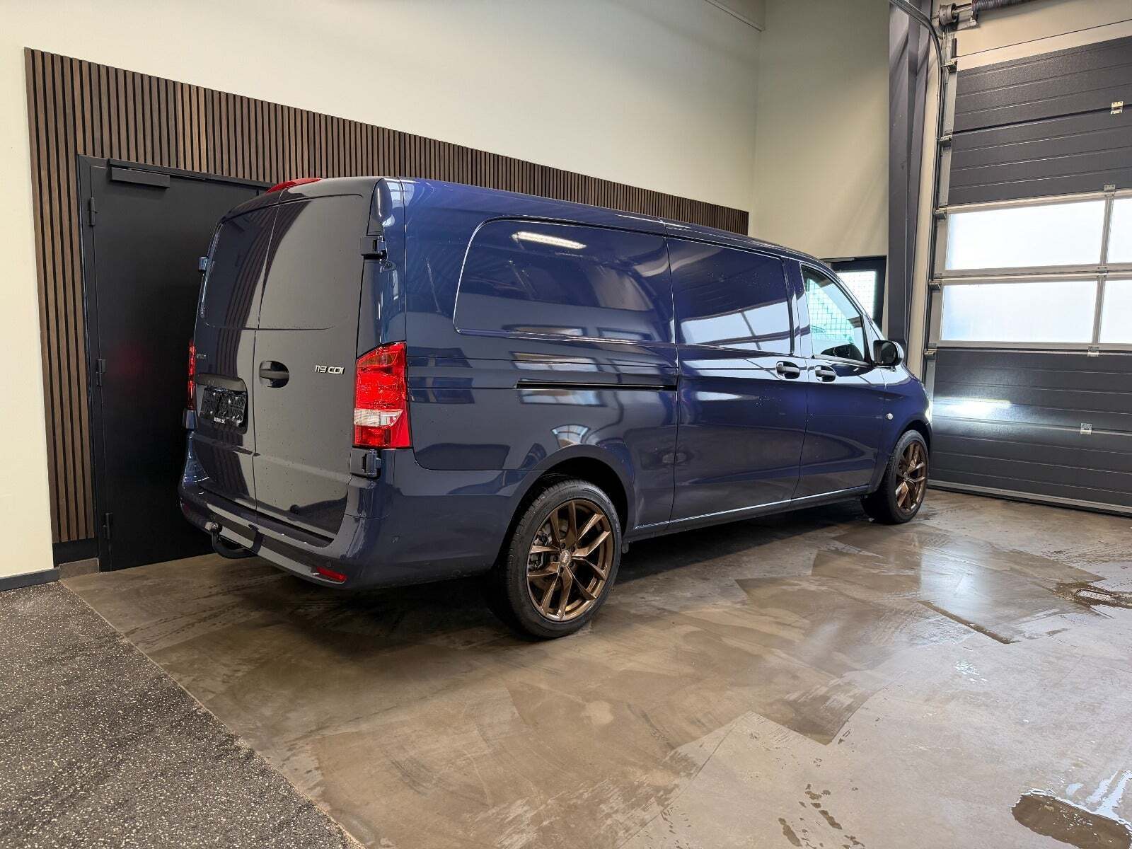 Blå Mercedes Vito 119 fra 2025